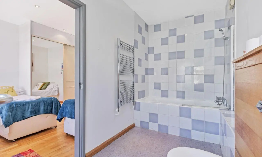 Sunshine Central House | Large luxury group house | Roof terrace | Fast Wifi