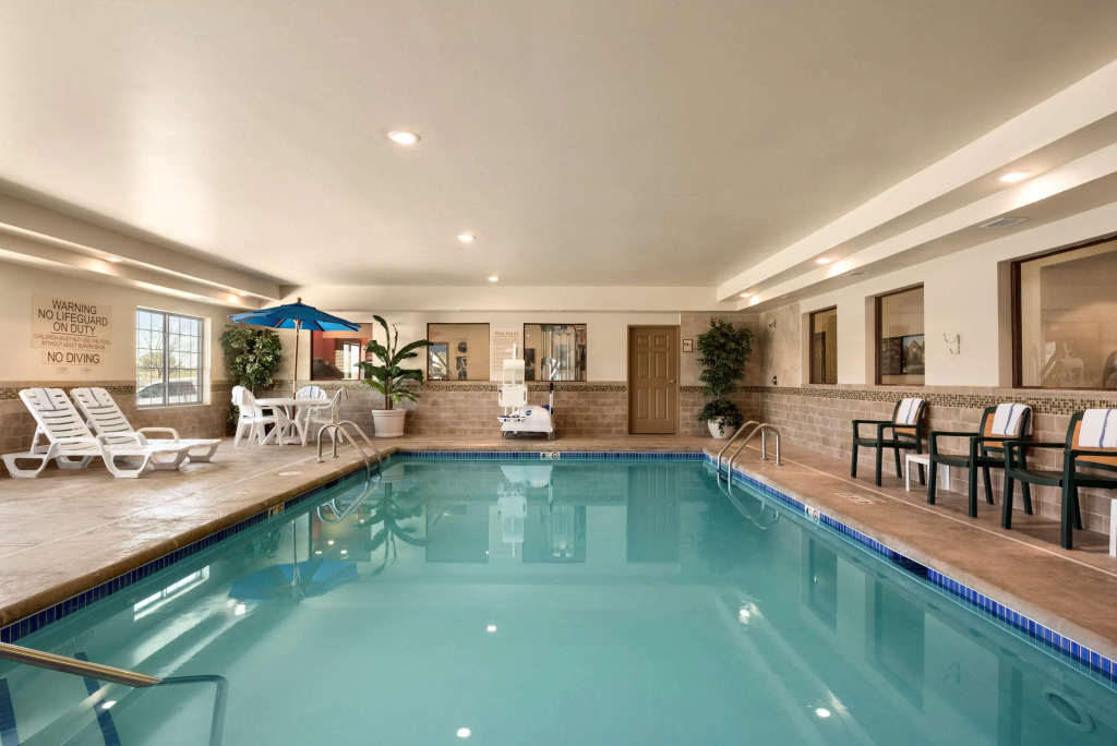 Country Inn & Suites by Radisson, Minot, ND