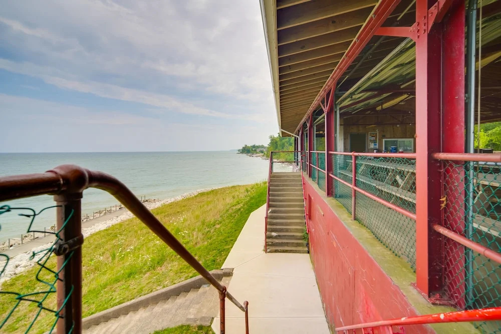 Charming Lake Erie Cottage on Main Strip!