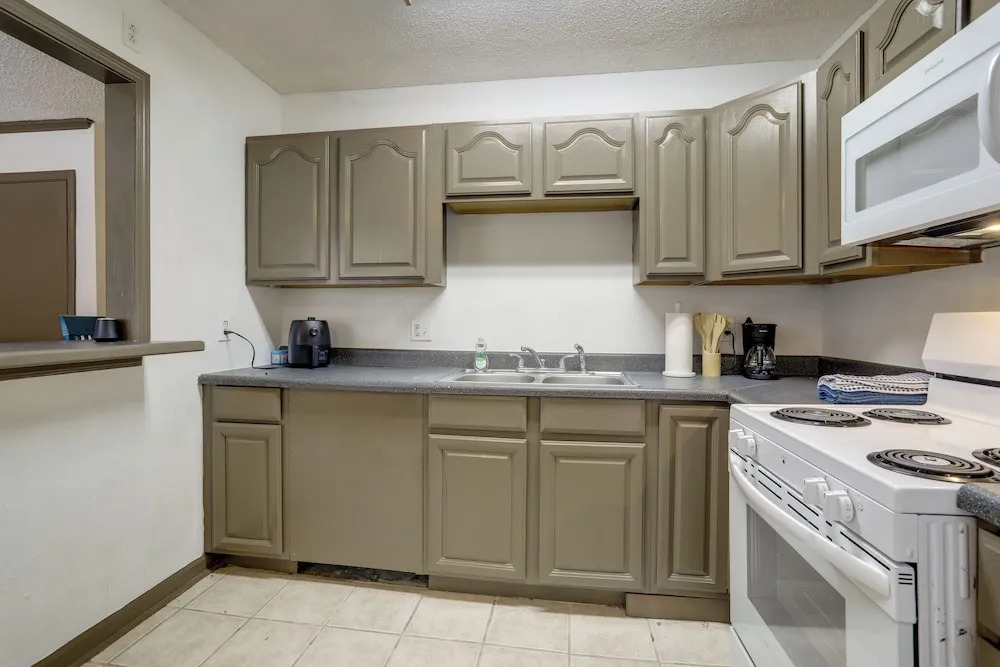 Walk to LSU Campus & Bars! Condo w/ Community Pool