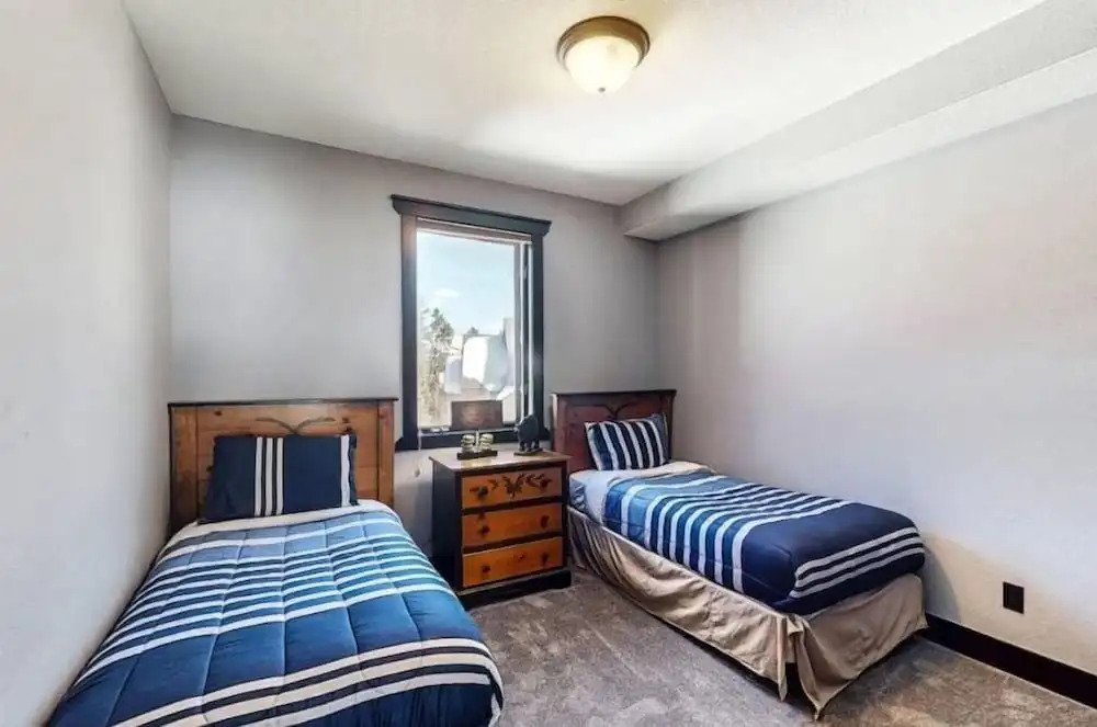 3 Bedroom Ski In, Ski Out Townhome at Snowflake Lift