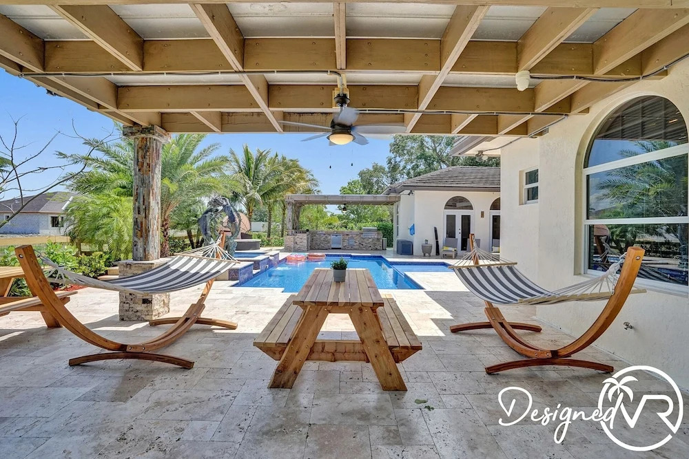 Villa wpool mini-golf firepits