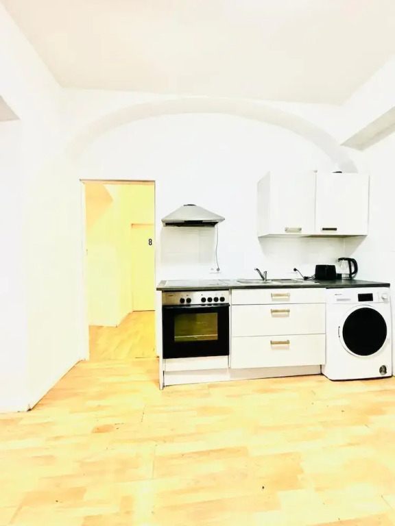 Urban 10BR Retreat Near Rathausplatz