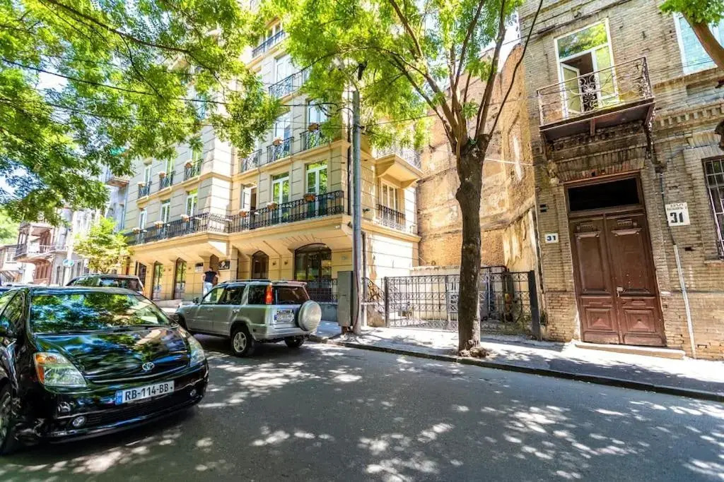 2 Bedroom Apartment Behind Opera House