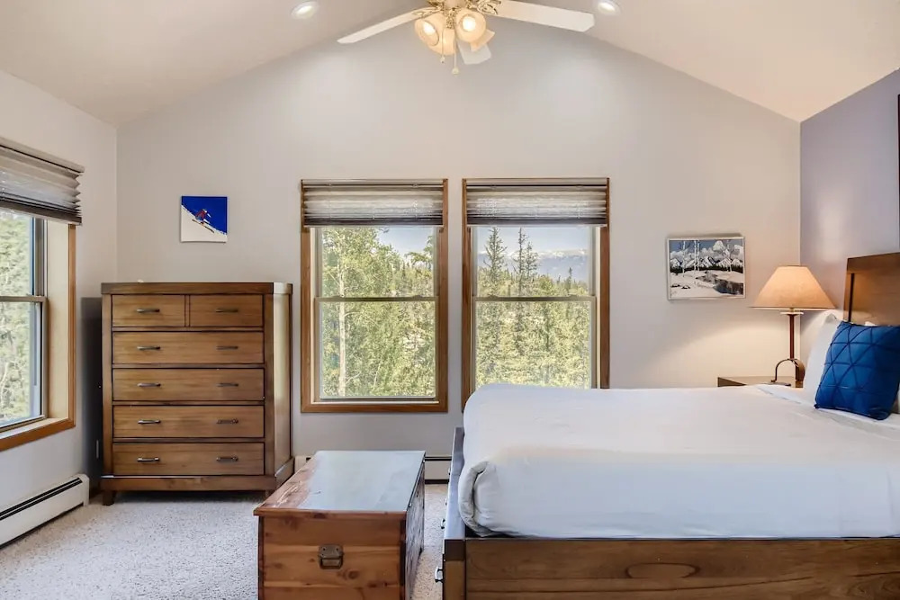 Mountain Getaway! Minutes From Family Fun-come Relax And Have A Blast! 4 Bedroom Home by RedAwning
