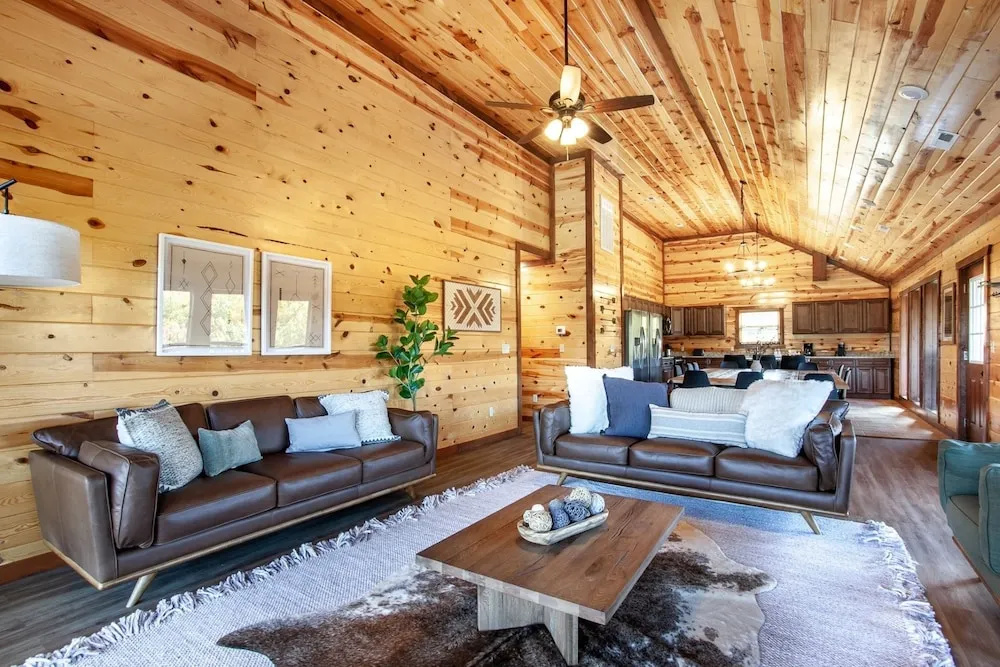 Splash Of Gatlinburg 6 Bedroom Cabin by RedAwning