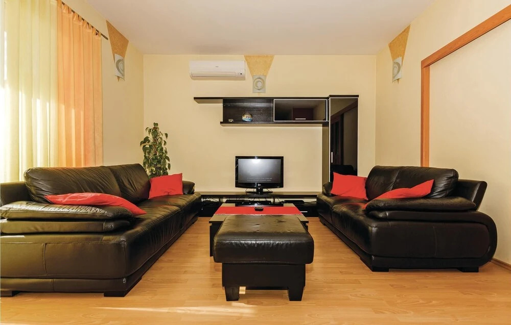 Nice Home in Kastel Luksic With Wifi and 6 Bedrooms