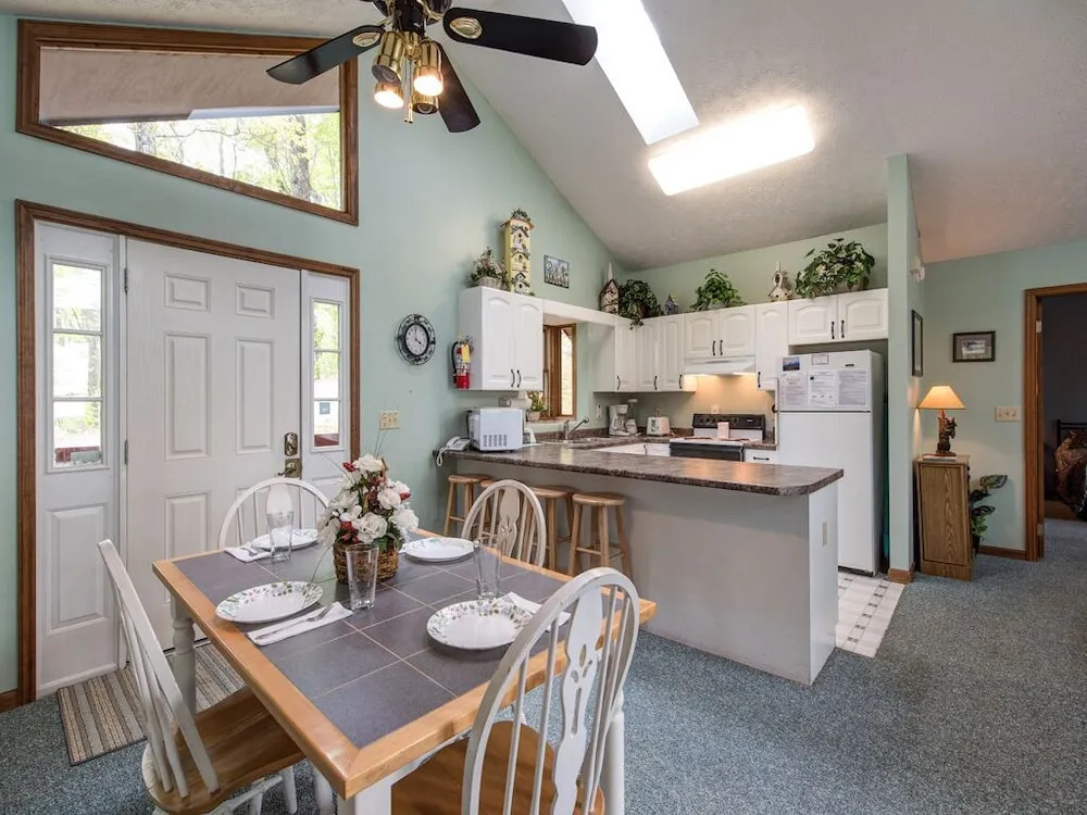 Above and Beyond 2 Bedroom with Hot Tub