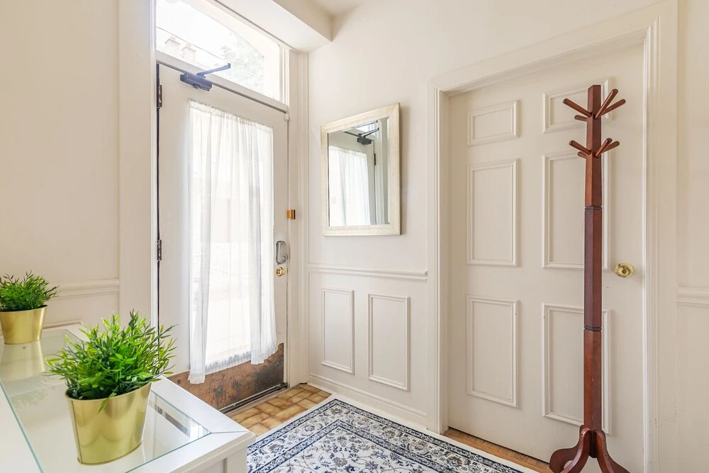 Beautiful Downtown House by Easyhosts