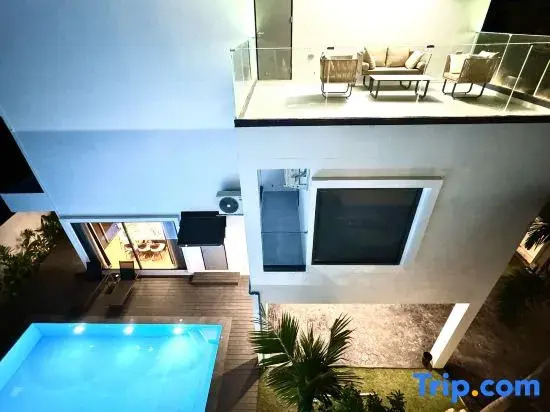 Luxury pool villa near Chiang Mai Old City, 4 bedrooms and 5 bathrooms