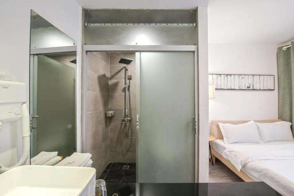 Hidden Garden Youth Hostel -Oriental Pearl &Lujiazui -Garden Social Area -Bar -Café -Free Laundry Luggage Storage -24H Front Desk -English Service