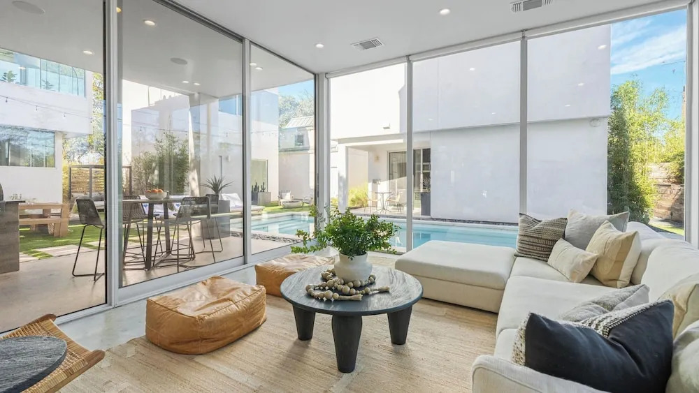 Sleeps 32, Private Compound w/ Putting Green Bouldin Collective by Avantstay