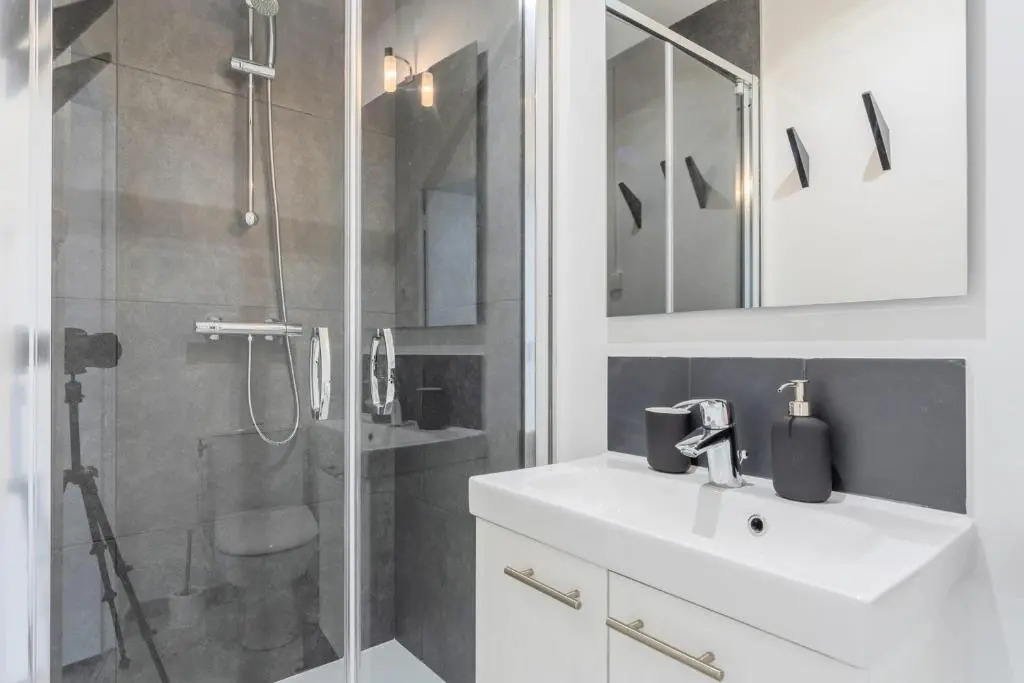 Bright 3-Bedroom 2-Bathroom Flat