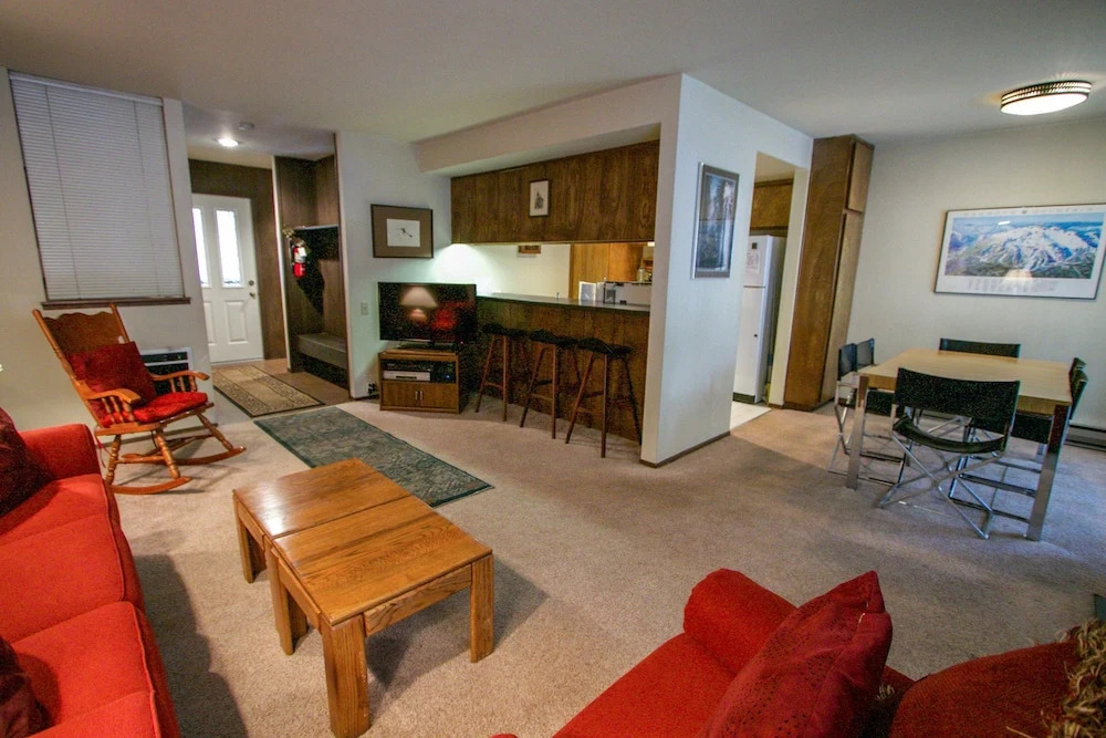 Horizons 4 189 Downtown Location On Shuttle Route, Great Complex Amenities by RedAwning
