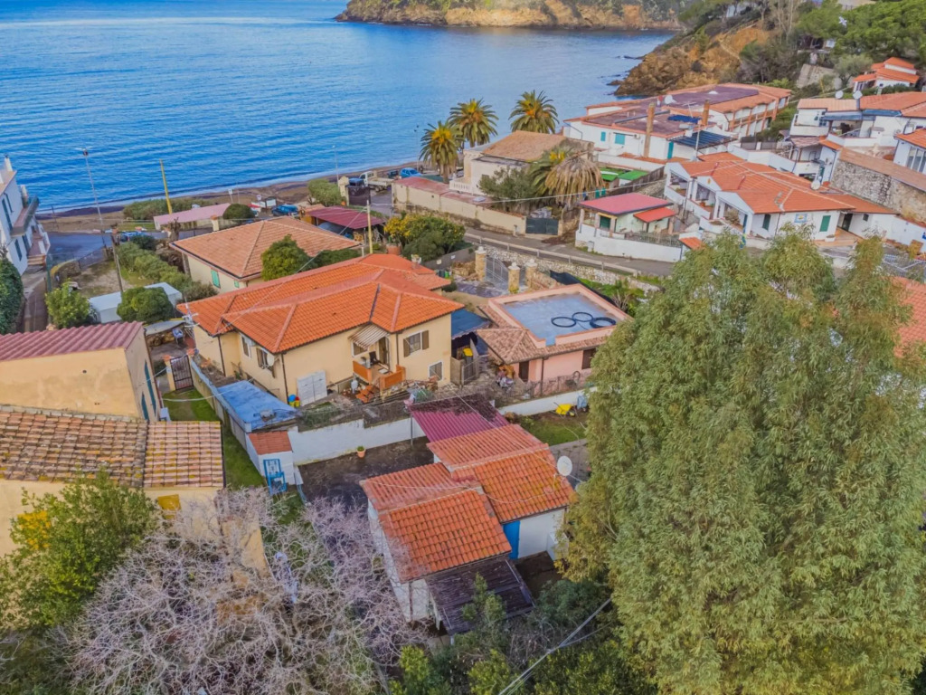 Casa Pareti 30 meters from the sea with parking space-CASA SUL MARE A PARETI