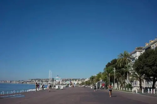 Nice air-conditioned studio -200m from the beach