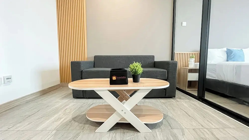 Basic Brown Accent 1Br Apartment Collins Boulevard