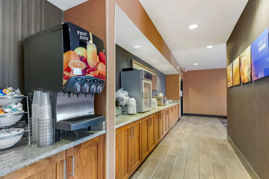 Comfort Inn & Suites Market - Airport