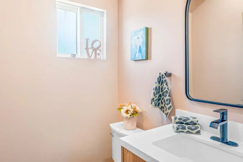 Stylish Sherman Oaks Townhouse W/ 3 Master Suites