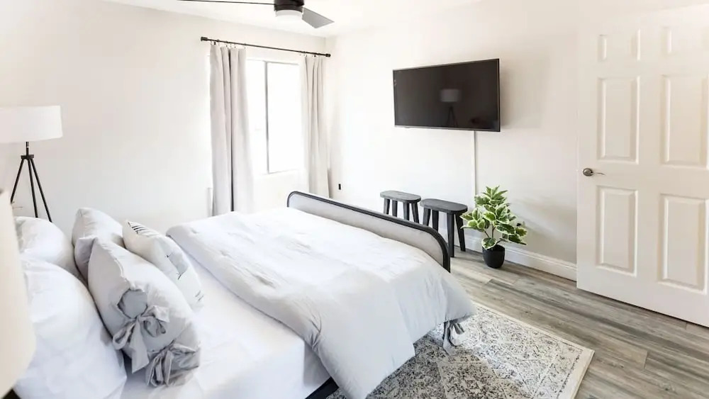 Stylish Old Town 2 Bdrm Ground Floor Condo
