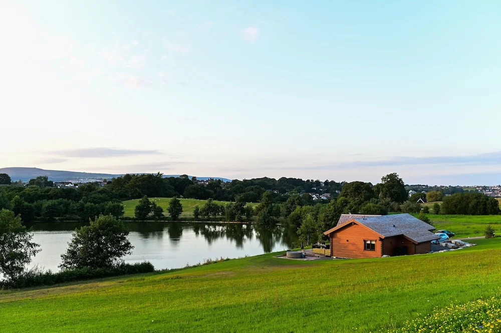 Cuddfan Lodge on a Beautiful Lake