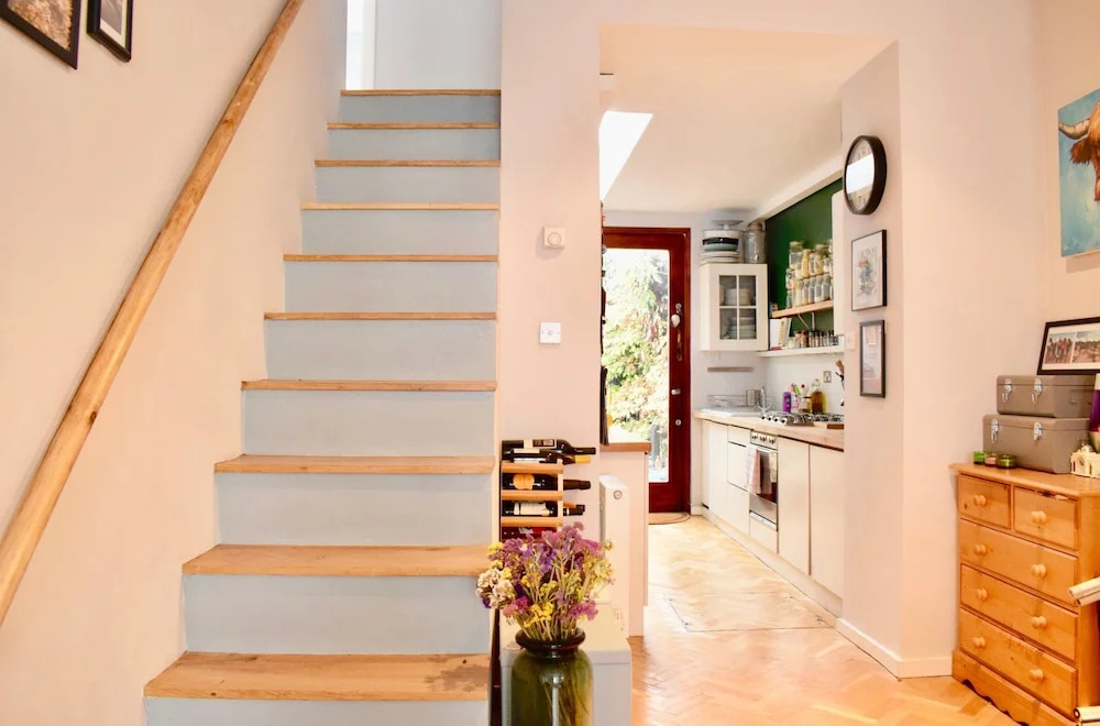 Homely 1 Bedroom Flat in Battersea With Garden
