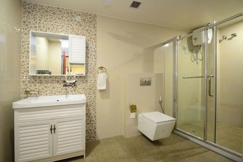 Hotel Golden Manor-City Center Bani Park