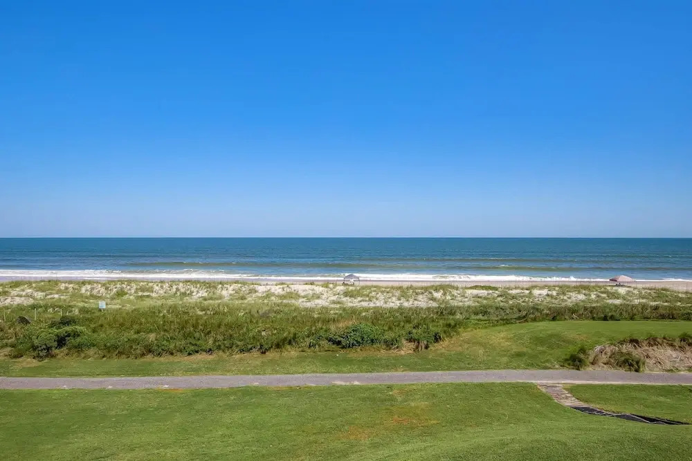 Beach Condo With Balcony, W/d, AC, Outdoor Pool & Fast Wifi