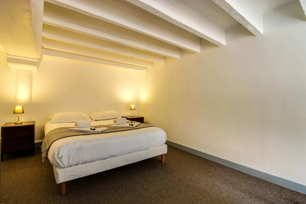 Beautiful Flat Fits 2 in Jules Ferry