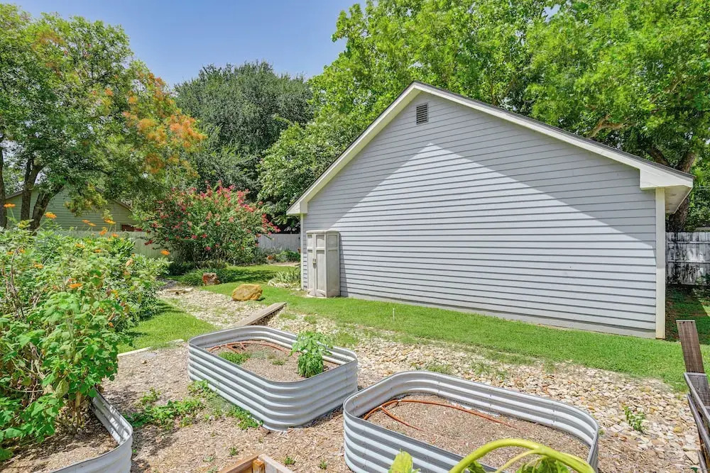 Granbury Home w/ Fire Pit, Walk to The Square!