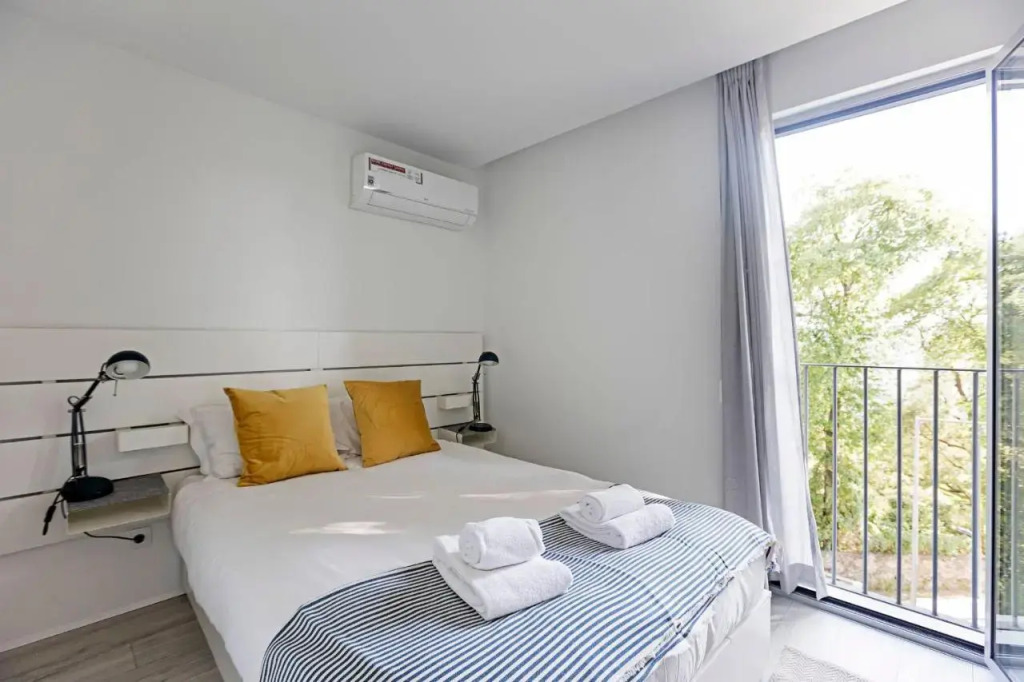 Stylish Flat W/ Gym & Parking by LovelyStay