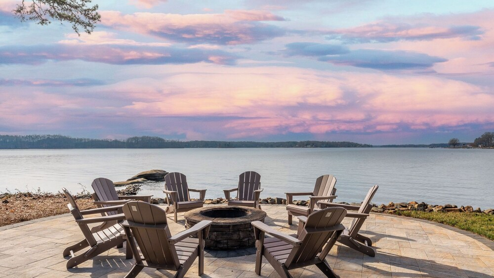 Paradise Peninsula by Avantstay Waterfront Private Beach Hot Tub View