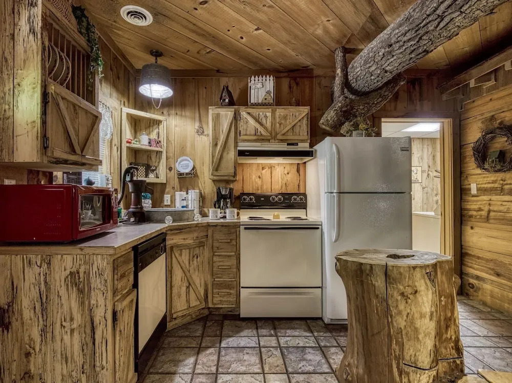 ER69 - Rachels Tree House - Great location, Close to all the action! cabin