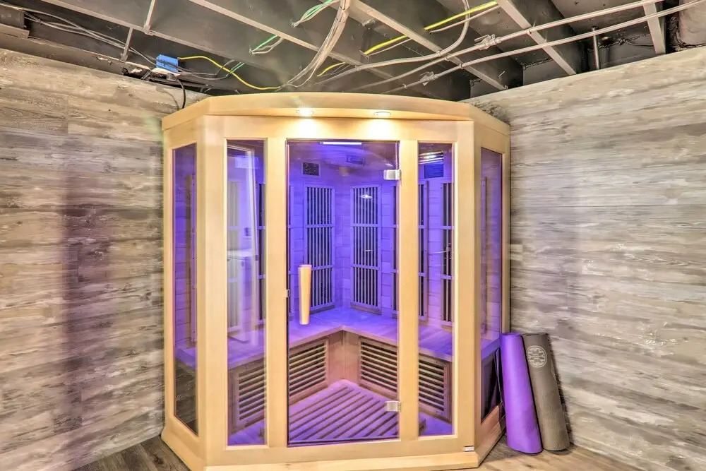 Sunroom, Fire Pit + Sauna: Lake Locust Village Gem