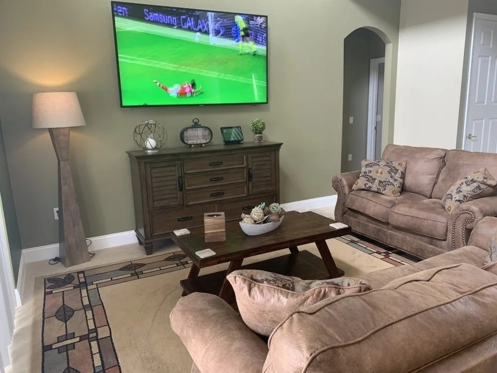 Spacious 5br, 3.5ba W/ 2 Living Areas 5 Bedroom Villa