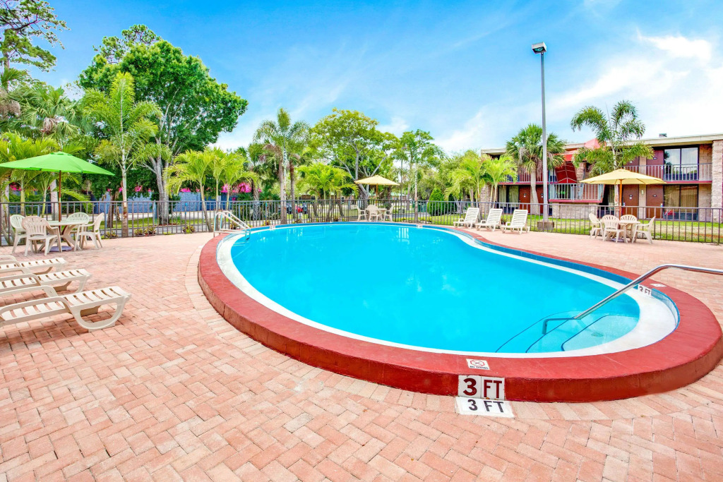 Days Inn by Wyndham Bradenton - Near the Gulf