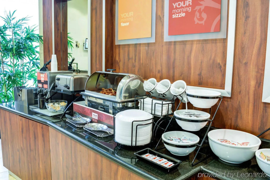Comfort Inn & Suites Near Universal - N Hollywood - Burbank