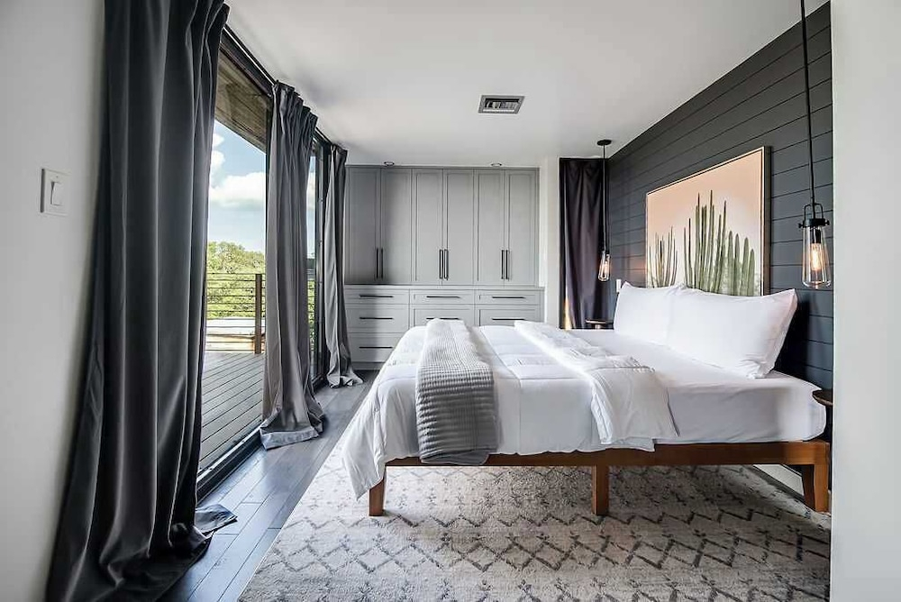 Luxury 4-bedroom Container Home, Hot-tub & Firepit