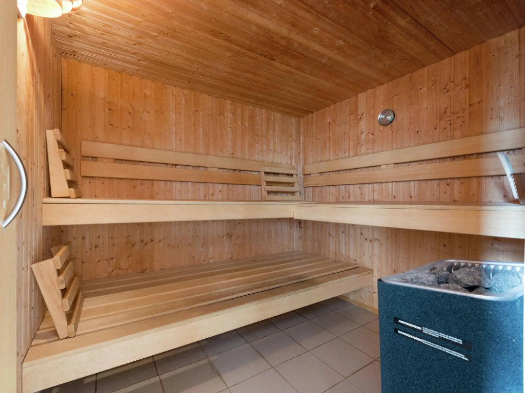 Pastoral villa in Heure with bubble bath, sauna, terrace and large garden