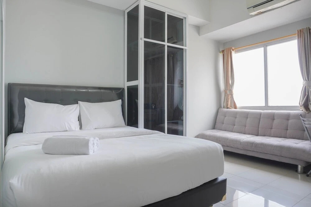 Warm And Homey Studio At Seasons City Latumenten Apartment