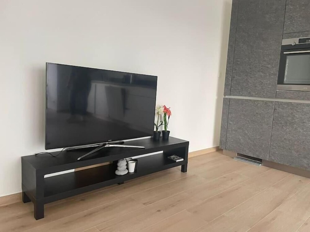 New 1 bedroom in City Center- Terrace