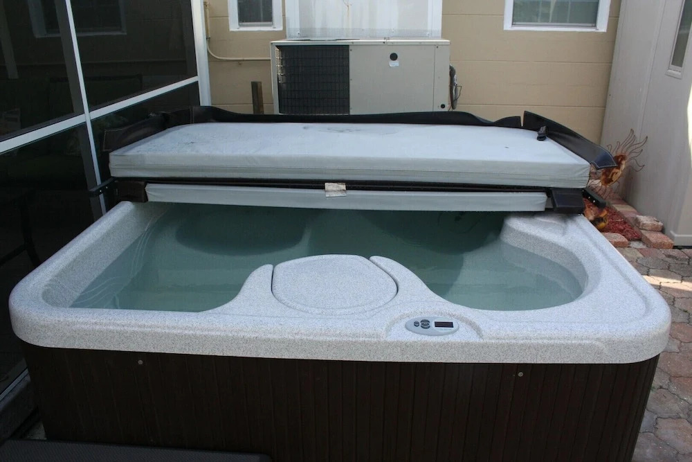 Hibiscus Breeze - Newly Renovated 3 BR Home - Shared Hot Tub