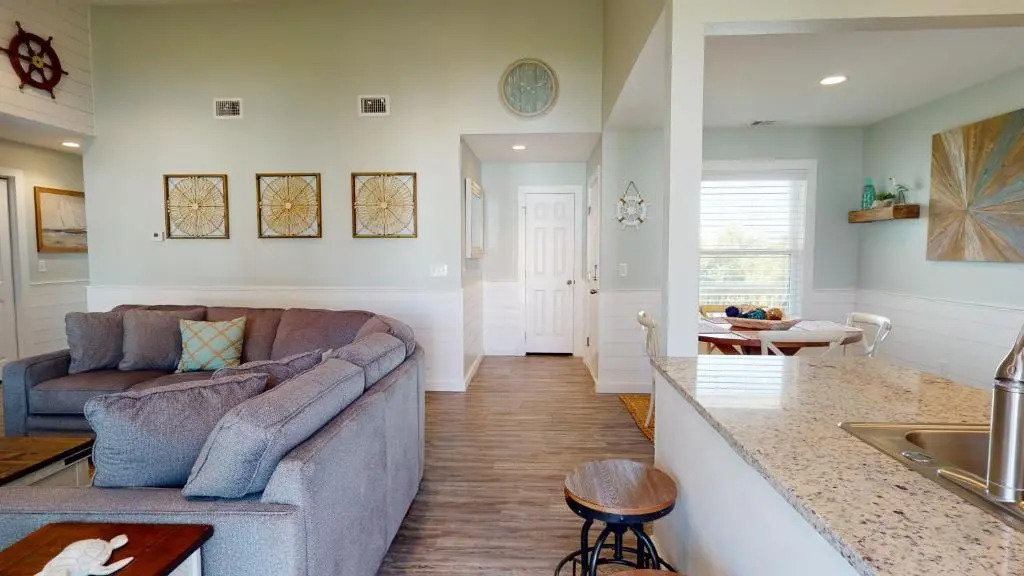 AH-C208 Newly Remodeled, 2nd Floor Condo with Nautical Theme, Great location in town