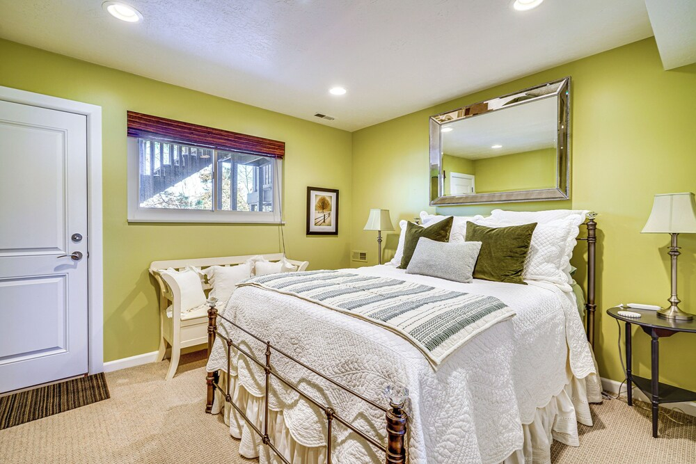 Modern Townhome w/ Hot Tub: 10 Mi to Snowbird!