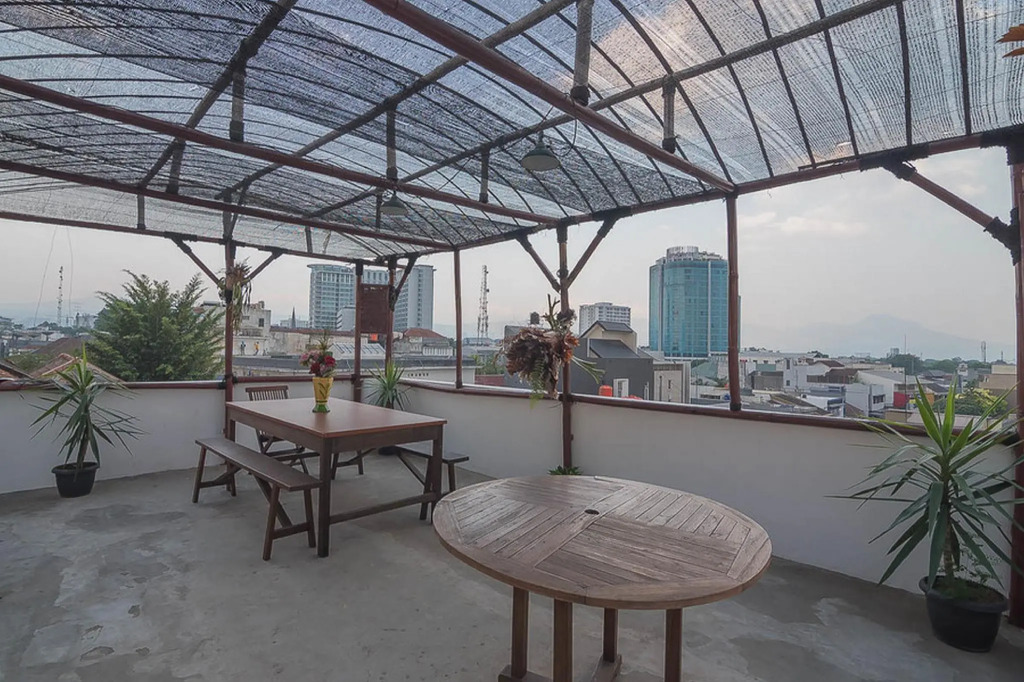 RedDoorz Hostel near Braga Citywalk