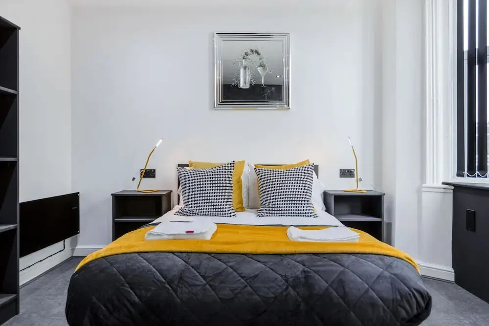 TWO BED Modern Apartment 5min walk to Town centre with Free Parking ! Under New Management