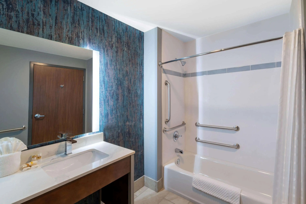 La Quinta Inn & Suites by Wyndham Louisville NE - Old Henry Rd