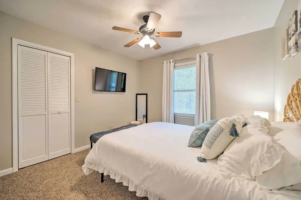 Oak Island Getaway w/ Yard - Walk to Beach!