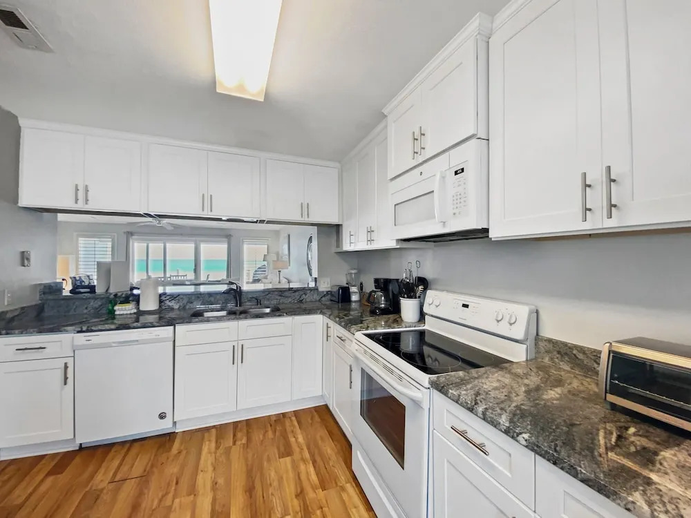 On the Beach - 2 Br townhouse by RedAwning