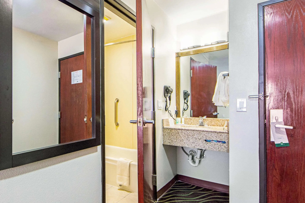 Econo Lodge Inn & Suites